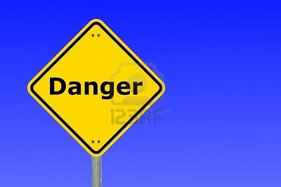 5923583-pericolo-scritto-su-un-cartello-di-avvertimento-strada-giallo