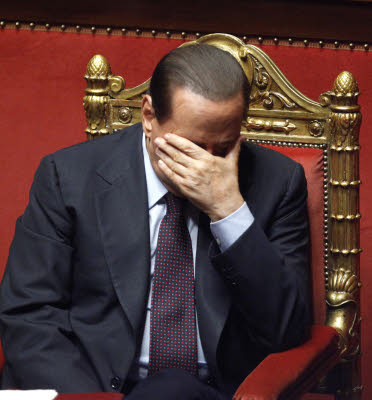 Berlusconi mano copre il viso