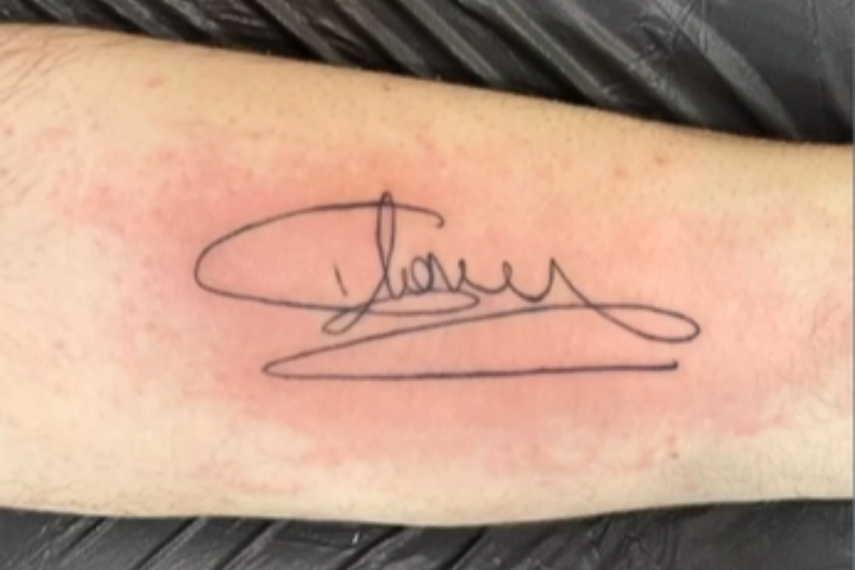 Un Fan Di Ilary Blasi Si Tatua L Autografo Della Conduttrice Sul Corpo